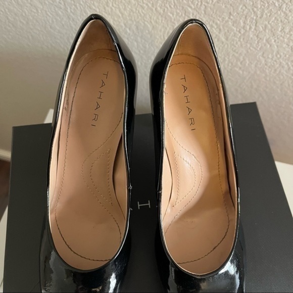 Tahari black patent pumps - Picture 7 of 8